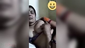 Video of mature Indian married woman’s live call goes viral on social media.