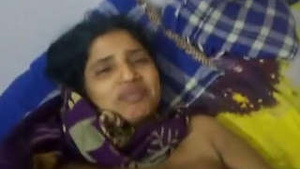 Beautiful Indian woman gets sexual satisfaction