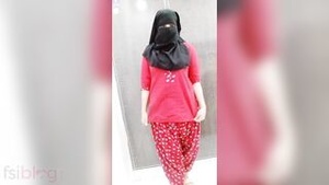 Young Indian girl undresses and shows her orgasming genitals on camera.