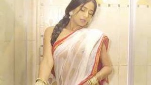 Steamy bath video of the Indian celeb Poonam Pandey show her beautiful big chest.