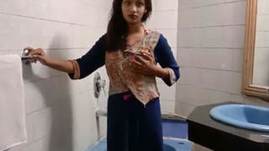 My Indian girlfriend in the bathroom, I decided to film her antics.