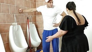 First-time sex in the bathroom for Beamy the BBW includes 69 degree erotic position.