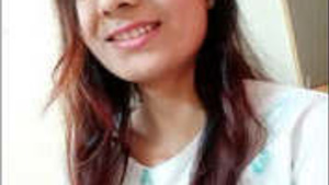 Pretty Indian girl in a new hot video.