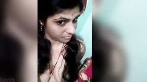 Boob show in a hot middle aged house wife’s MMC video.