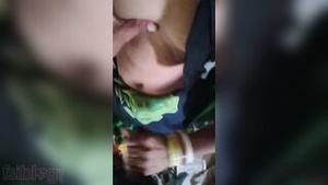 Mature Indian woman gets finger job in MMS video