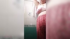 Fat Indian woman shows off her big boobs in a nude MMS video in the bathroom.