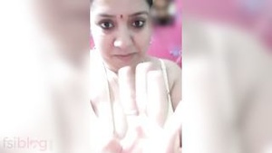 An Indian woman has an extra marital affair and discusses it on WhatsApp.