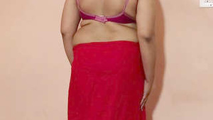 Beautiful Indian aunt shows off her curves