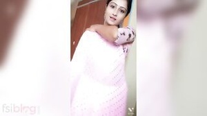 A nice video of an Indian house wife stripping.