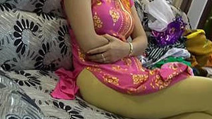 Beautiful vegetarian auntie shows off her young beauty in leggings.