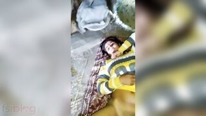 An aria of a slut who shows her private part in a homemade video in a sari.