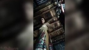 Amateur video shows Desi woman exposing her shaved pubic hair.