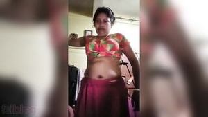 Beautiful bhabhi in saree, Indian XXX video with big assets.
