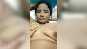 An Indian cam girl has sex with one of her customers.