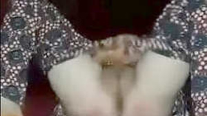 An aunt shows her nice pussy in a video from Pakistan.