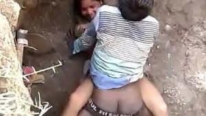 Hot sex in the field with an Indian beauty