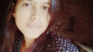 Nude video of Indian girlfriend sends love to her boyfriend.