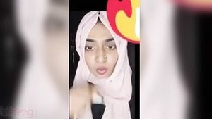 Young Bangladeshi woman reveals her body and pleases herself in a video