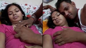 Boobs of an Indian couple get sucked and exposed