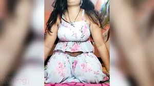 Indian webcam with livecam-session with nude photos and video of a hot chick who is fingering herself.