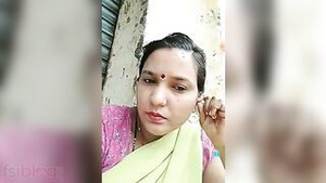 Indian house wife doing livecam performances and phone sex for money.