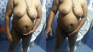 Sexy aunt from Chennai, naked while taking a bath