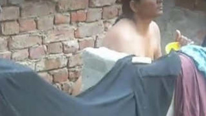 Bhabi bath scene - Pakistani version