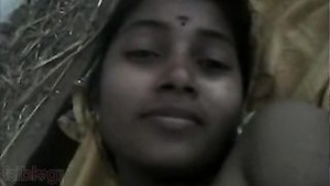 Aunt of Tamil Nadu seductively opens her vagina for the lover